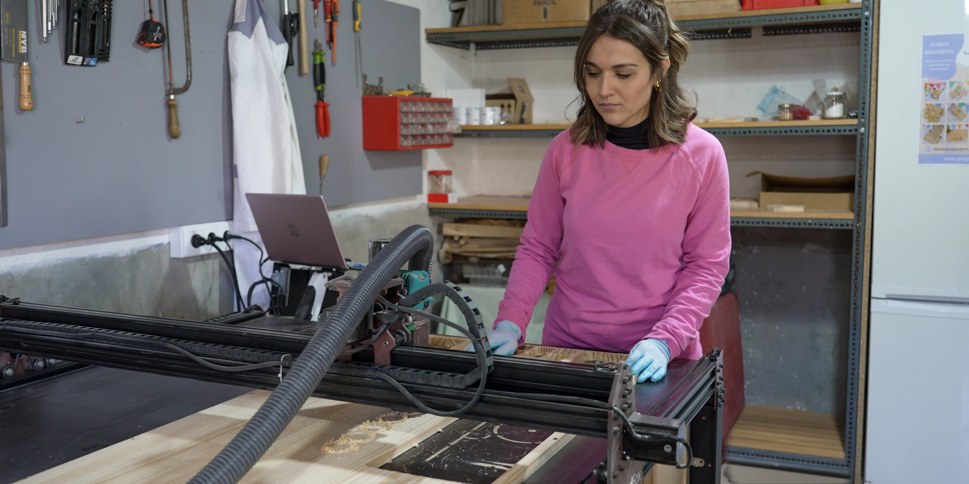 Sara en su taller de carpintería de JuegaNATURA, con la máquina de fresado CNC Red Fox